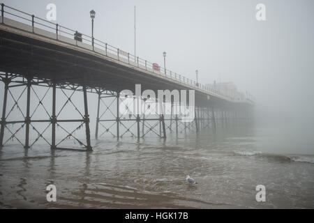 Worthing Pier verschwindet im Nebel in Worthing, West Sussex, England. Stockfoto