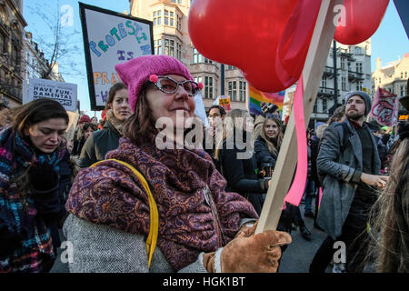 London, UK. 22. Januar 2017. Frauen Spaziergang in London. Frauen mit Bannern zu Fuß entlang Piccadilly. Menschen aller Geschlechter marschieren in London als Teil einer internationalen Tag in Solidarität. Sie vereinen und stehen gemeinsam für die würde und Gleichheit aller Völker, für die Sicherheit und die Gesundheit unseres Planeten und die Stärke unserer lebendigen und vielfältigen Gemeinschaften. Bildnachweis: Martin Gurken Alamy Live-Nachrichten Stockfoto