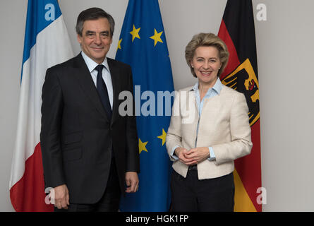 Berlin, Deutschland. 23. Januar 2017. Bundesminister der Verteidigung Ursula von der Leyen (CDU) und die Präsidentschaftskandidatin der französischen konservativen Partei und ehemalige Ministerpräsident Francois Fillon (l) Pose vor die französische, europäische und deutsche Flagge (l-R) an das Verteidigungsministerium in Berlin, Deutschland, 23. Januar 2017. Foto: Soeren Stache/Dpa/Alamy Live News Stockfoto