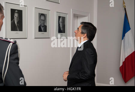 Berlin, Deutschland. 23. Januar 2017. Präsidentschaftskandidat der französischen konservativen Partei und ehemalige Ministerpräsident Francois Fillon schaut auf den Kopf-Aufnahmen des ehemaligen deutschen Minister der Verteidigung des Verteidigungsministeriums in Berlin, Deutschland, 23. Januar 2017. Foto: Soeren Stache/Dpa/Alamy Live News Stockfoto