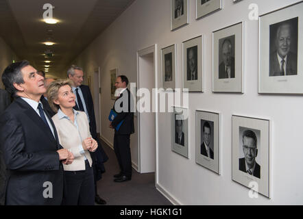 Berlin, Deutschland. 23. Januar 2017. Deutsche Innenminister Verteidigung Ursula von der Leyen (CDU) und die Präsidentschaftskandidatin der konservativen Partei und ehemalige Ministerpräsident Francois Fillon (l) betrachten die Kopf-Aufnahmen des ehemaligen deutschen Minister der Verteidigung an das Verteidigungsministerium in Berlin, Deutschland, 23. Januar 2017. Foto: Soeren Stache/Dpa/Alamy Live News Stockfoto