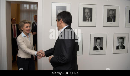 Berlin, Deutschland. 23. Januar 2017. Deutsche Innenminister Verteidigung Ursula von der Leyen (CDU) begrüßt den Präsidentschaftskandidaten der konservativen Partei und ehemalige Prime Minister Francois Fillon (r) an das Verteidigungsministerium in Berlin, Deutschland, 23. Januar 2017. Foto: Soeren Stache/Dpa/Alamy Live News Stockfoto