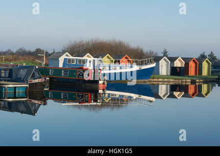 Falkirk, Schottland. 23. Januar 2017. UK-Wetter - Boote vertäut an der Kelpies Marina auf die Forth und Clyde Canal an einem schönen hellen, kalten klaren Wintertag Credit: Kay Roxby/Alamy Live News Stockfoto