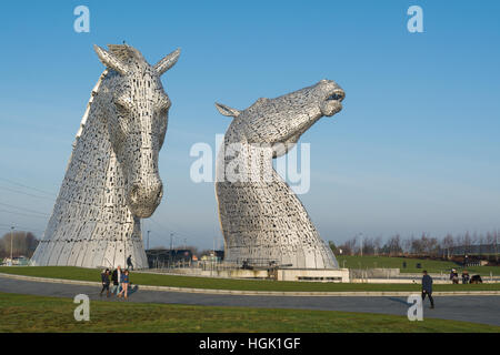 Falkirk, Schottland. 23. Januar 2017. UK-Wetter - Besucher genießen den Sonnenschein und strahlend blauem Himmel an einem kalten klaren Morgen bei den Kelpies. In einer Höhe von 30 Metern sind die zwei Pferdeköpfe - erstellt von Andy Scott - die weltweit größte equine Skulpturen Credit: Kay Roxby/Alamy Live News Stockfoto