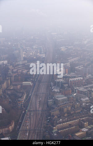 London, UK. 23. Januar 2017. Züge verlassen London Bridge Station sichtbar wie eiskalte Nebel vermindert. Bildnachweis: Dinendra Haria/Alamy Live-Nachrichten Stockfoto