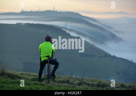 Devil es Dyke, East Sussex 23. Januar 2017 die sanften Hügel der South Downs National Park in der Nähe von Brighton über dem Nebel bei Sonnenuntergang zu erheben. © Peter Cripps/Alamy Live-Nachrichten Stockfoto