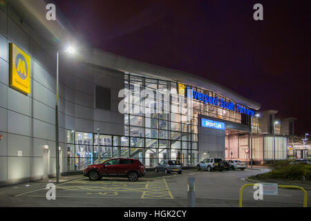 Liverpool South Parkway Bahn Bahnhof Busbahnhof Garston. Merseyside. Flughafenbus. Nightime Nacht Stockfoto