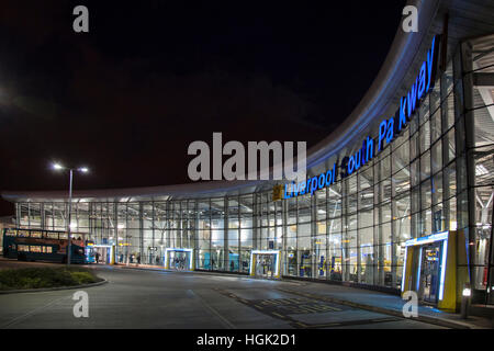 Liverpool South Parkway Bahn Bahnhof Busbahnhof Garston. Merseyside. Flughafenbus. Nightime Nacht Stockfoto