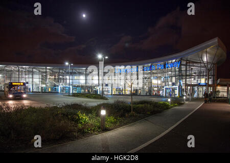 Liverpool South Parkway Bahn Bahnhof Busbahnhof Garston. Merseyside. Flughafenbus. Nightime Nacht Stockfoto