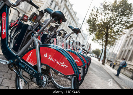 London, Vereinigtes Königreich - 17. Oktober 2016: Zeile von Santander "Boris Bikes" - das sind Fahrräder gemietet von der Öffentlichkeit, gesponsert von Santander Stockfoto