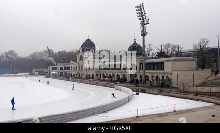 Budapests Eislaufen Track mit seinen schönen Gebäuden, in der Nähe des Helden. Budapest, Ungarn Stockfoto