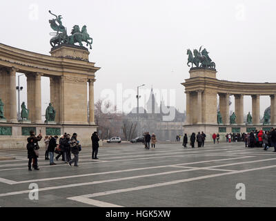 Touristen auf dem Hosok Ter Hero Platz in Budapest, Ungarn, eines der wichtigsten touristischen Attraktionen der Stadt Stockfoto