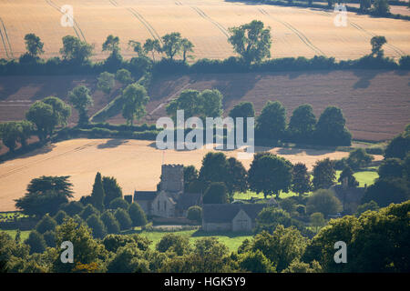 Cotswold Ackerland und St. Michael und alle Engel Kirche, Guiting Power, Cotswolds, Gloucestershire, England, Vereinigtes Königreich Stockfoto