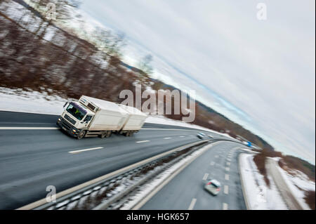 LKW auf deutschen Autobahnen, Bayern, Stockfoto