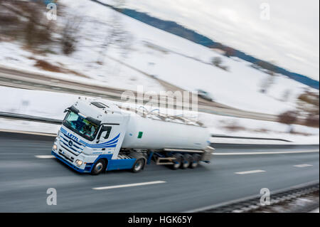 Milch Tanker-LKW auf deutschen Autobahnen, Bayern, Stockfoto