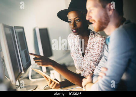 Unternehmen Mitarbeiter brainstorming im Software-Entwicklungsunternehmen Stockfoto