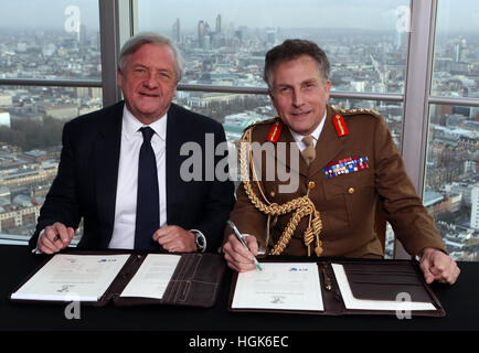 General Sir Nick Carter (rechts), Chef des Generalstabs, unterschreibt den Armed Services Bund mit BT-Vorsitzenden Sir Mike Rake beim Start von der Armee Führung Lehre im BT Tower im Zentrum von London. Stockfoto