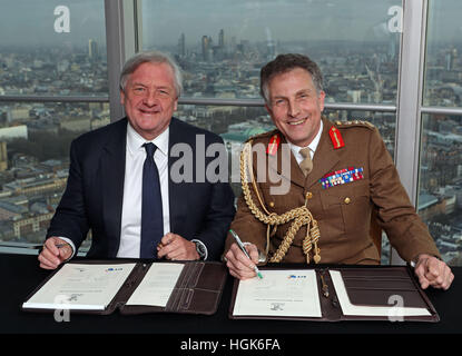 General Sir Nick Carter (rechts), Chef des Generalstabs, unterschreibt den Armed Services Bund mit BT-Vorsitzenden Sir Mike Rake beim Start von der Armee Führung Lehre im BT Tower im Zentrum von London. Stockfoto