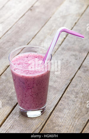frische Blueberry Smoothie in Glas Stockfoto