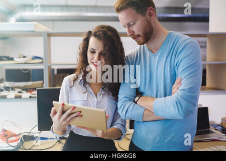 Glücklich Geschäftskollegen in modernen Büros mit tablet Stockfoto