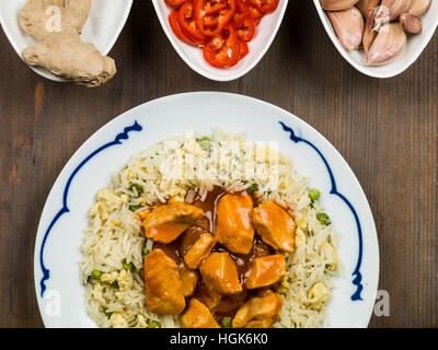 Süß und sauer Huhn mit Ei gebratener Reis chinesisches Essen Stockfoto