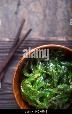 Chuka Salat in der Holzschale Stockfoto