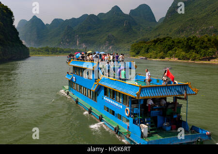 Li River, China - 1. August 2012: Ein Fahrgastschiff die Reise zwischen Guilin Yangshuo in dem Li-Fluss in China Stockfoto