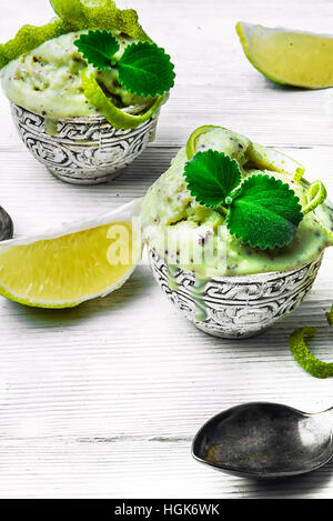 Sommer-Eis aromatisiert mit Limette und Minze in stilvolle Schalen Stockfoto