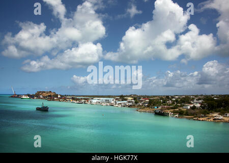 Blauer Himmel & türkisfarbenem Wasser. Aus Port St John's, Antigua an einem schönen Tag, Caribbean Kreuzfahrt. Stockfoto