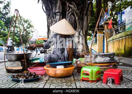 Frau verkauft Muscheln in Hue, Vietnam Stockfoto