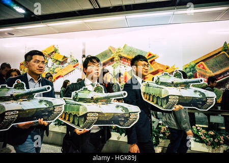 Hong Kong, China. 10. Januar 2017. MTR Hong Kong Station der "verbotenen Stadtmauer" Verknüpfung der Hauptbahnhof Fußgängerzone und das geplante West Kowloon Palace Museum sind umstritten. Mitglieder der Neo-Demokraten ihre Unzufriedenheit zum Ausdruck gebracht. Demonstranten halten Karton-Modelle von Peoples Liberation Army Tanks. Sie sagten, dass dies als Performance-Kunst, Carrie Lam Cheng Yuet-Ngor ohne Beratung bei privaten Entscheidung West Kowloon Großprojekte und ausgedrückt definiert wurde die Anwesenheit von rund 300 Personen teilnehmen. © Yeung Kwan/Pacific Press/Alamy Live-Nachrichten Stockfoto