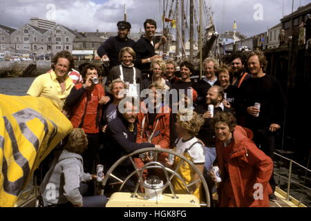 AJAXNETPHOTO. 14. August 1979. PLYMOUTH, ENGLAND. -FASTNET RENNEN - DIE CREW DES MAXI YACHT CONDOR GESAMMELT AN DECK KURZ NACH IHRER SICHEREN ANKUNFT AM MILBAY. ZENTRUM (IN ROT HINTER RAD) IST SKIPPER PETER BLAKE MIT BESITZER BOB BELL IN DERSELBEN REIHE, ZWEITER VON RECHTS. SEGLER ROBERT JAMES IST HINTER BELL UND OBEN LINKS IST DER SCHRIFTSTELLER UND KARIKATURIST ANDREW "SPUD" SPEDDING. FOTO: JONATHAN EASTLAND/AJAX REF: 21501 4 80 Stockfoto