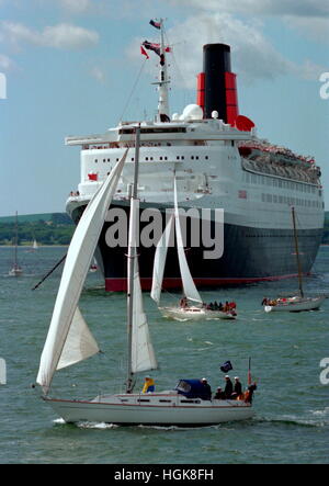 AJAXNETPHOTO. 5. JUNI 1994. SPITHEAD, ENGLAND. -50. D-DAY-JAHRESTAG-FLOTTE - DIE CUNARD LINER QUEEN ELIZABETH 2, EINES MEHRERE HANDELSSCHIFFE AUF ÜBERPRÜFUNG. FOTO; JONATHAN EASTLAND/AJAX REF: 940506 8 Stockfoto