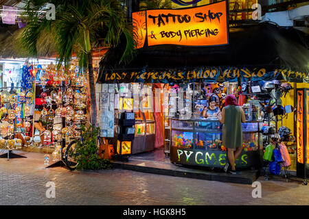 Tattoo und Souvenir-Shop auf der 5th Avenue in der Nacht, Playa de Carmen, Riviera Maya, Mexiko Stockfoto