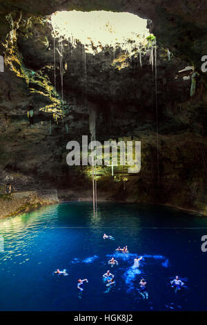 Touristen, die Schwimmen im IK KIL Cenote Doline, Yucatan, Mexiko Stockfoto