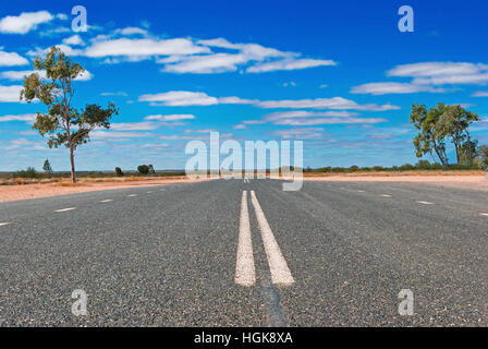 Straße im australischen outback Stockfoto