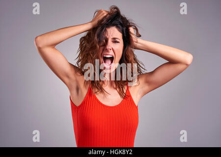 Eine schöne junge Frau schrie wütend. Stockfoto