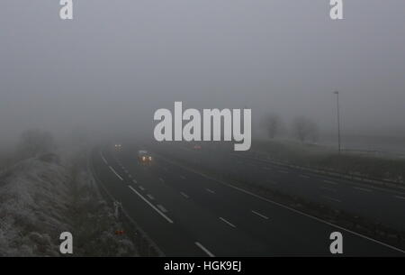 Verkehr auf der Autobahn A10 in dichtem Nebel in der Nähe von Tours Frankreich Januar 2017 Stockfoto