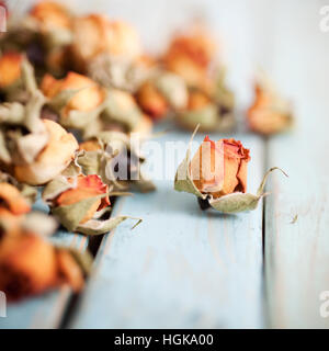 Schöne getrocknete Rosen auf hölzernen Hintergrund Stockfoto