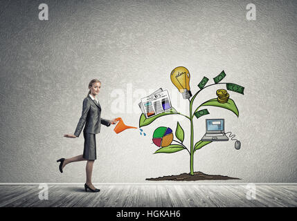 Junge Geschäftsfrau in leeren Raum Gießen gezeichnete Wachstumskonzept mit can Stockfoto