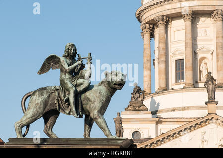 Statue und französischen Dom am Gendarmenmarkt - historische Berlin Stockfoto