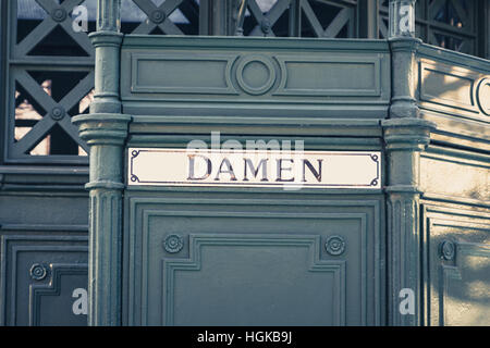 das deutsche Wort "Damen" (Frauen) am historischen öffentliche Toilette Stockfoto