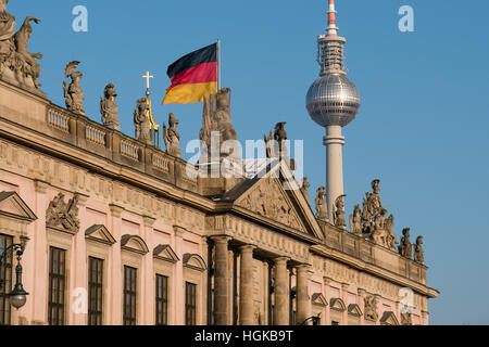 Berlin, Tv-Turm, historische Gebäude (Zeughaus) und deutscher Flagge Stockfoto