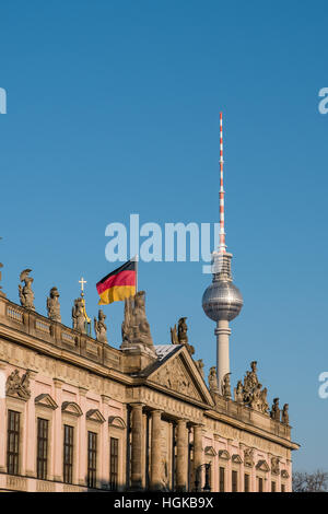 Berlin, Tv-Turm, historische Gebäude (Zeughaus) und deutscher Flagge Stockfoto