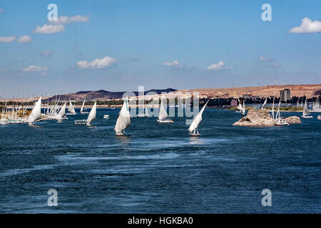 Segelboote auf dem Nil in Assuan, Ägypten Stockfoto