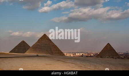 Die Pyramiden von Gizeh, im Südwesten von Kairo, ist geprägt durch die 3 massive Pyramiden von 4. Dynastie Herrscher von Ägypten gebaut. Stockfoto