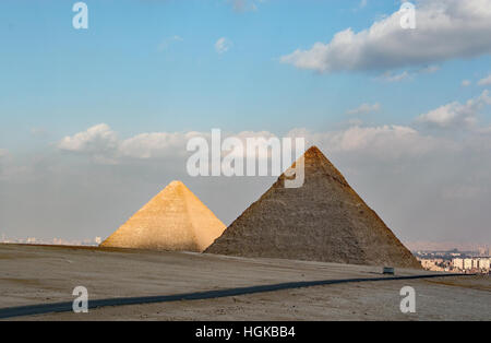 Die Pyramiden von Gizeh, im Südwesten von Kairo, ist geprägt durch die massiven Pyramiden von 4. Dynastie Herrscher von Ägypten gebaut. Stockfoto