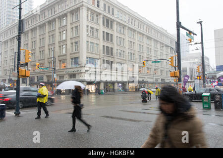 Vancouver, BC, Kanada - 9. Dezember 2016 - belebten Kreuzung von Georgien und Granville an einem verschneiten Morgen.  Foto: © Rod Berg Stockfoto