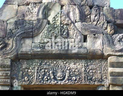 Wunderschöne alte Kunst auf dem Türsturz und Tympanon des Prasat Hin Muang Tam Schrein, Buriram Provinz von Thailand Stockfoto