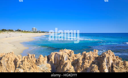 In Richtung Süden auf Scarborough Beach von Trigg Island und Trigg Blue Hole. Perth, Australien Stockfoto